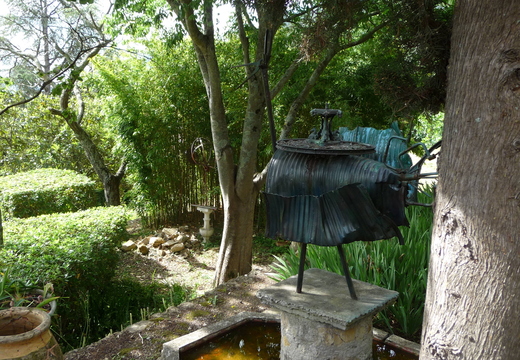 La dame de fer dodue au fond du jardin
