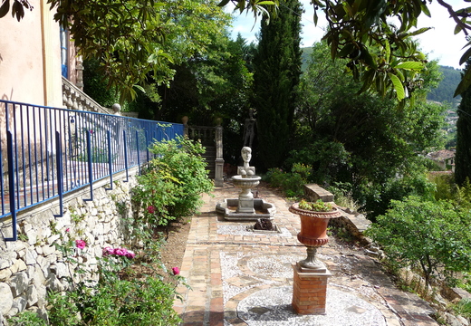 Buste-fontaine sur la terrasse