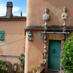 La porte surmontée de 2 bustes par Blasco Mentor