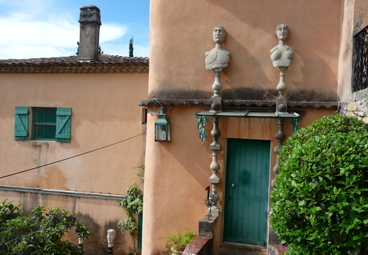 La porte surmontée de 2 bustes par Blasco Mentor