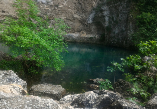 Le bassin de la résurgence de Fontaine-de-vaucluse