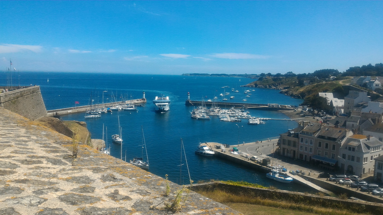 Le Palais - l'entrée du port