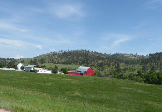 Une ferme rouge à l'est des Bighorn Mountains